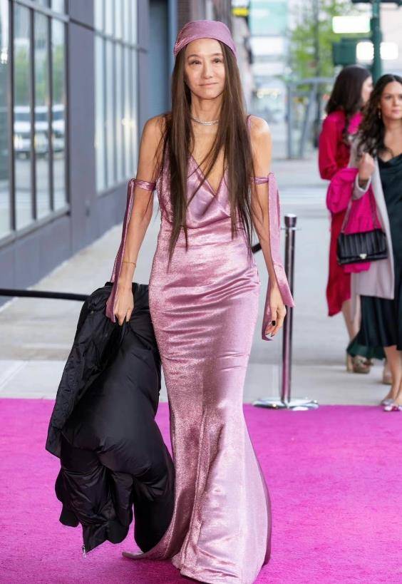 "婚纱女王"王薇薇:身价40亿,63岁与小36岁运动员恋爱_时尚_设计_人生