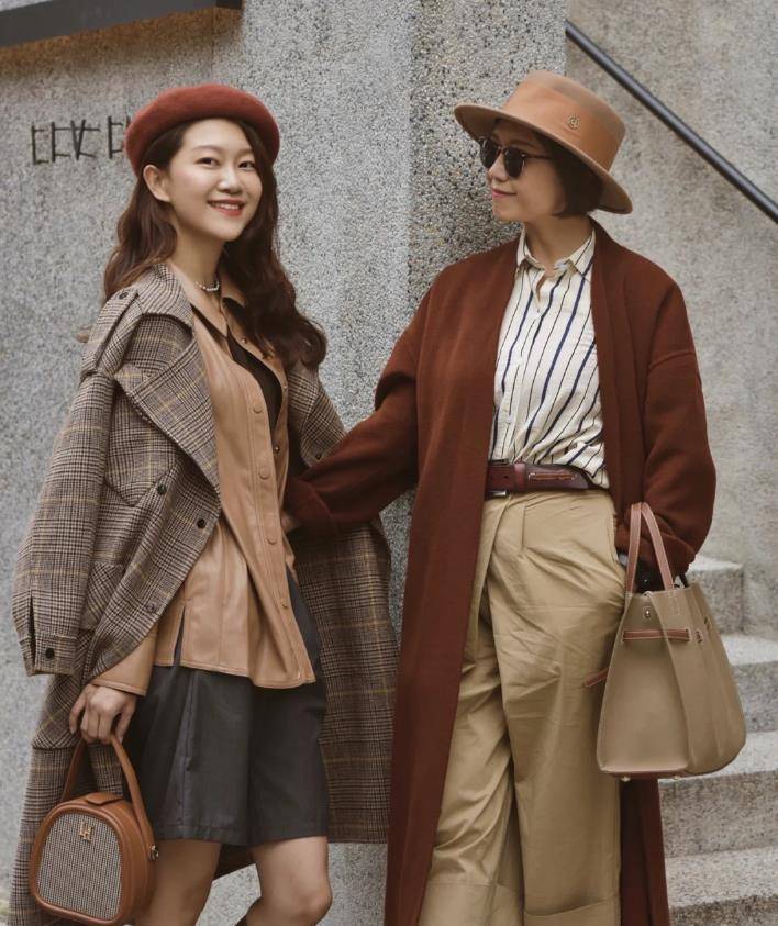 50,60岁女人穿搭要反"油腻",秋冬季这样穿,气质稳赢_中老年_女性_毛衣