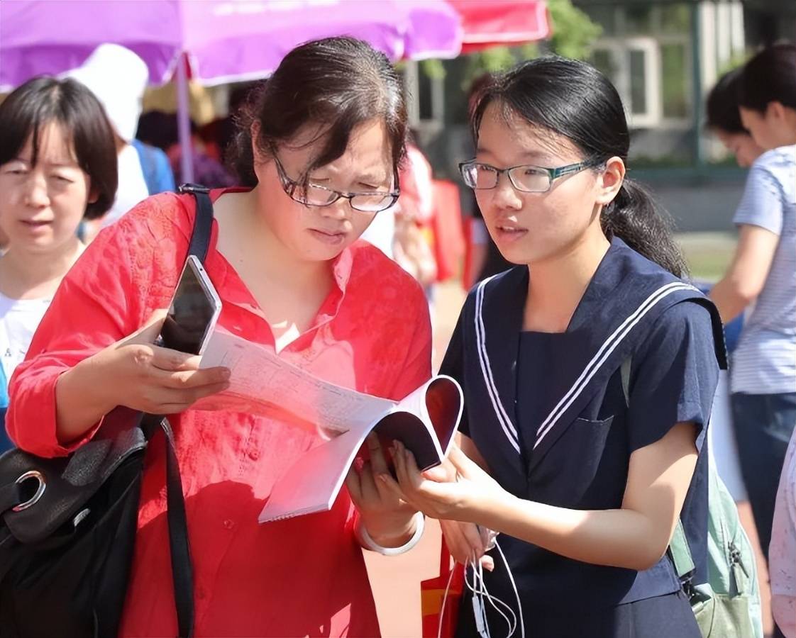2023届高考生需了解，上海公办高校学费将提高33%，家长难以接受_手机搜狐网