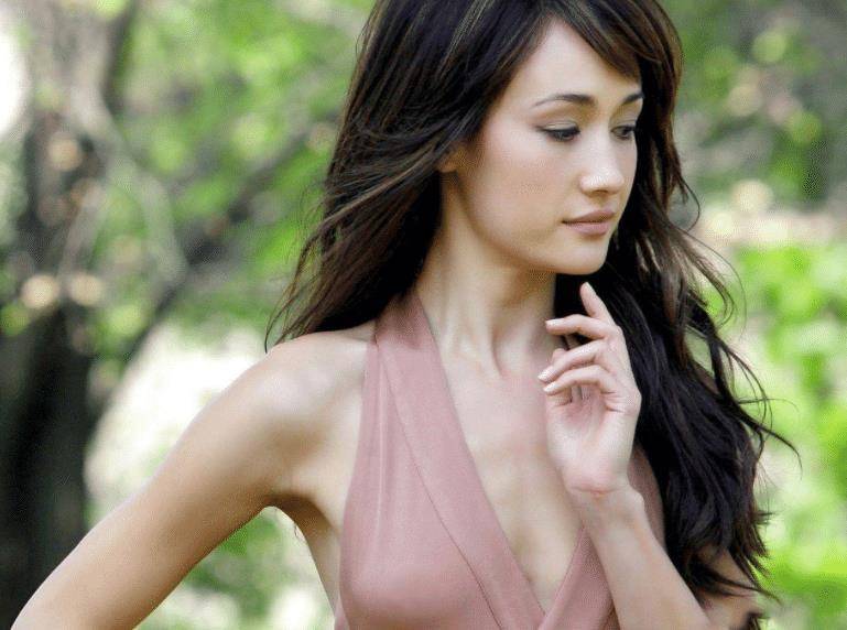 1998年,李美琪加入成龙的成家班学习武术,从一个连下腰都够不到脚趾间