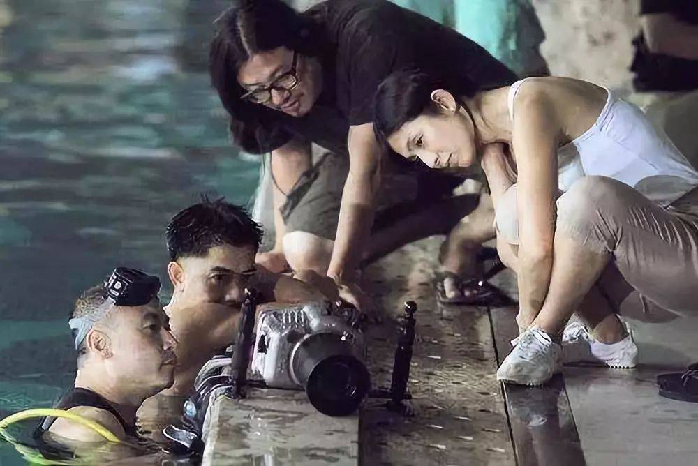 最后,这部名为《圣诞玫瑰》的剧情片于2013年5月上映.