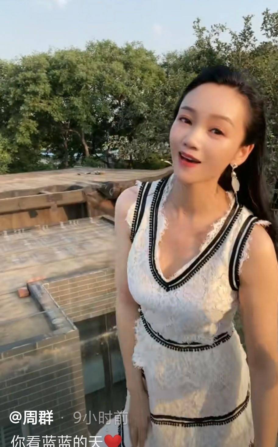 安徽台一姐周群晒近照,48岁面色红润气质佳,身姿婀娜不似仨孩妈_工作