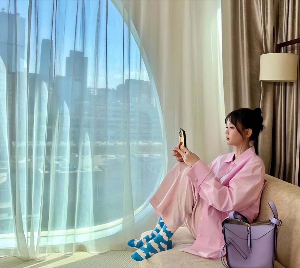 陈乔恩罕晒北京豪宅,穿粉色长衬衣少女感十足,自曝不计较被偷拍_艾伦