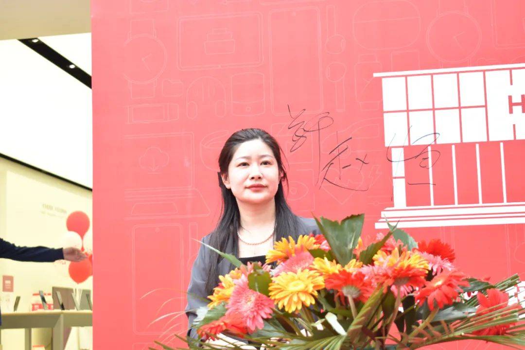 南阳移动市区营业部副总经理高超,河南太力南阳办事处主任宋丽娜,河南