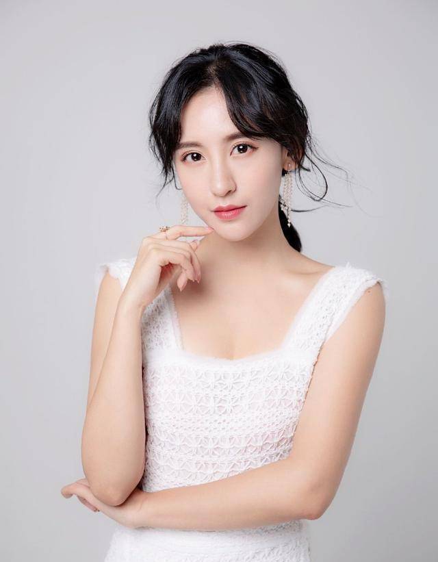 《唐人街探案》让人心疼的角色,生活中却是个颜女,还有大长腿_谢闻轩