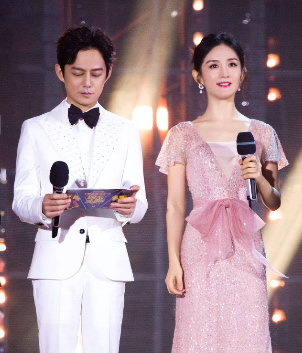 何炅:人走茶凉,49岁生日当天"快乐家族"中仅有谢娜一人送祝福_时候