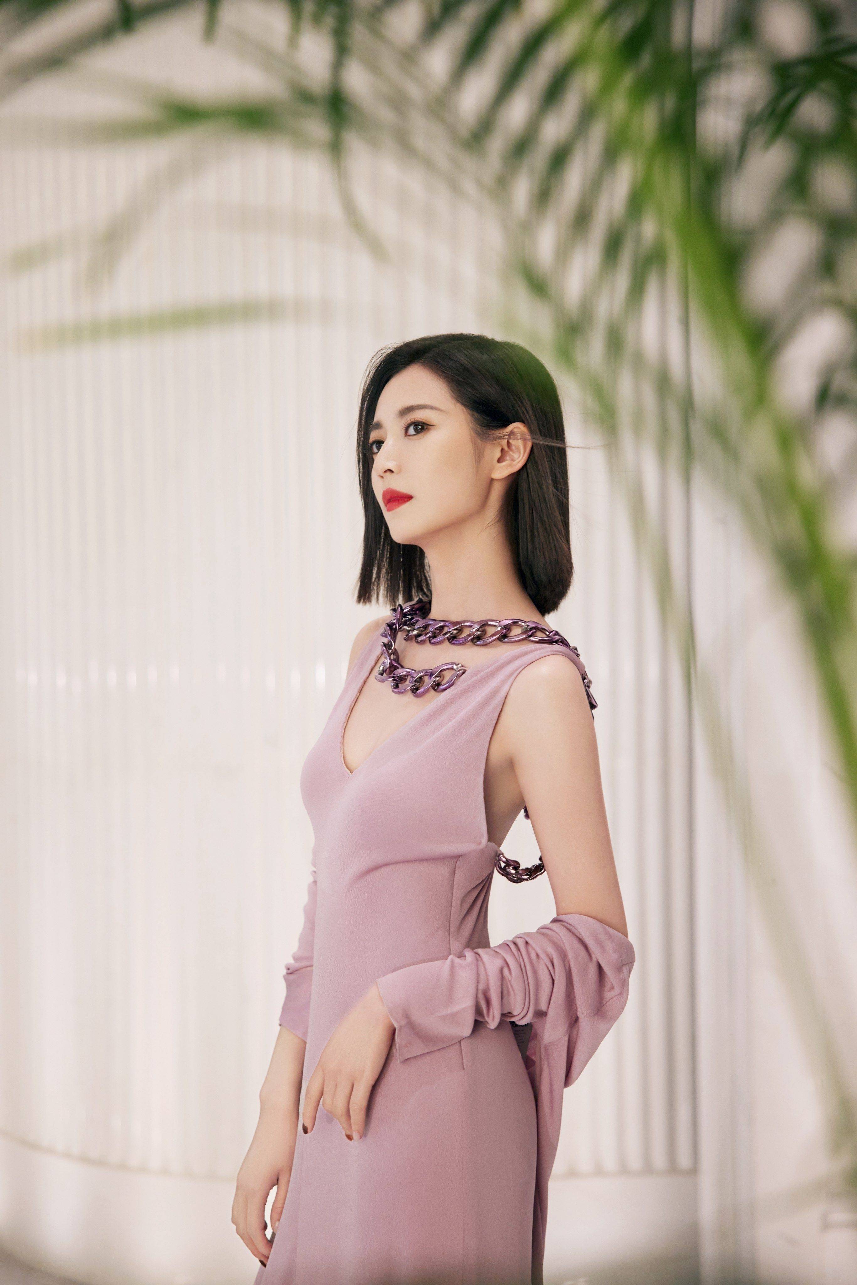 陈钰琪紫色连衣裙美背性感写真_气质