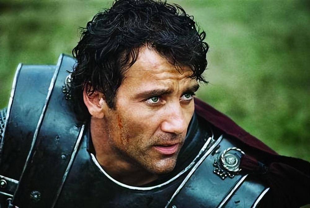 王者的成长之路:电影《亚瑟王》中,亚瑟是如何成长为传奇的?