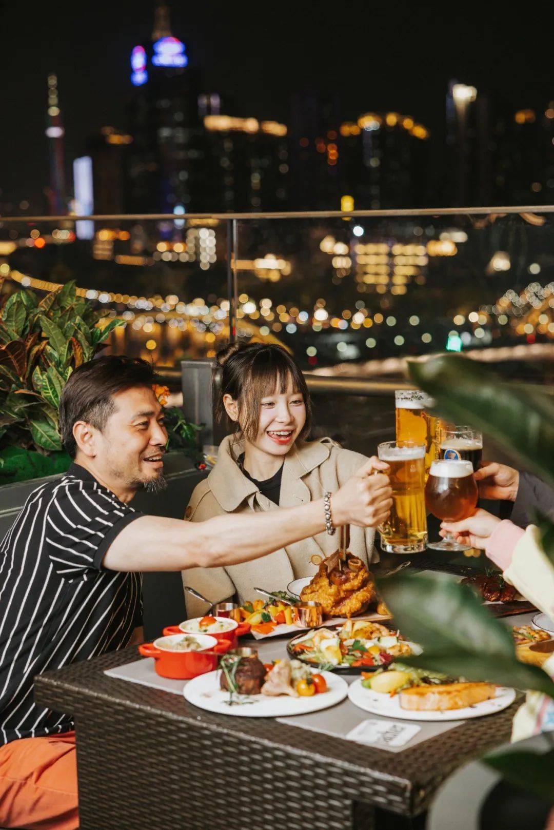 到了晚上,德国鲜啤,特调鸡尾酒,各式烈酒,还有为女生贴心准备的无酒精