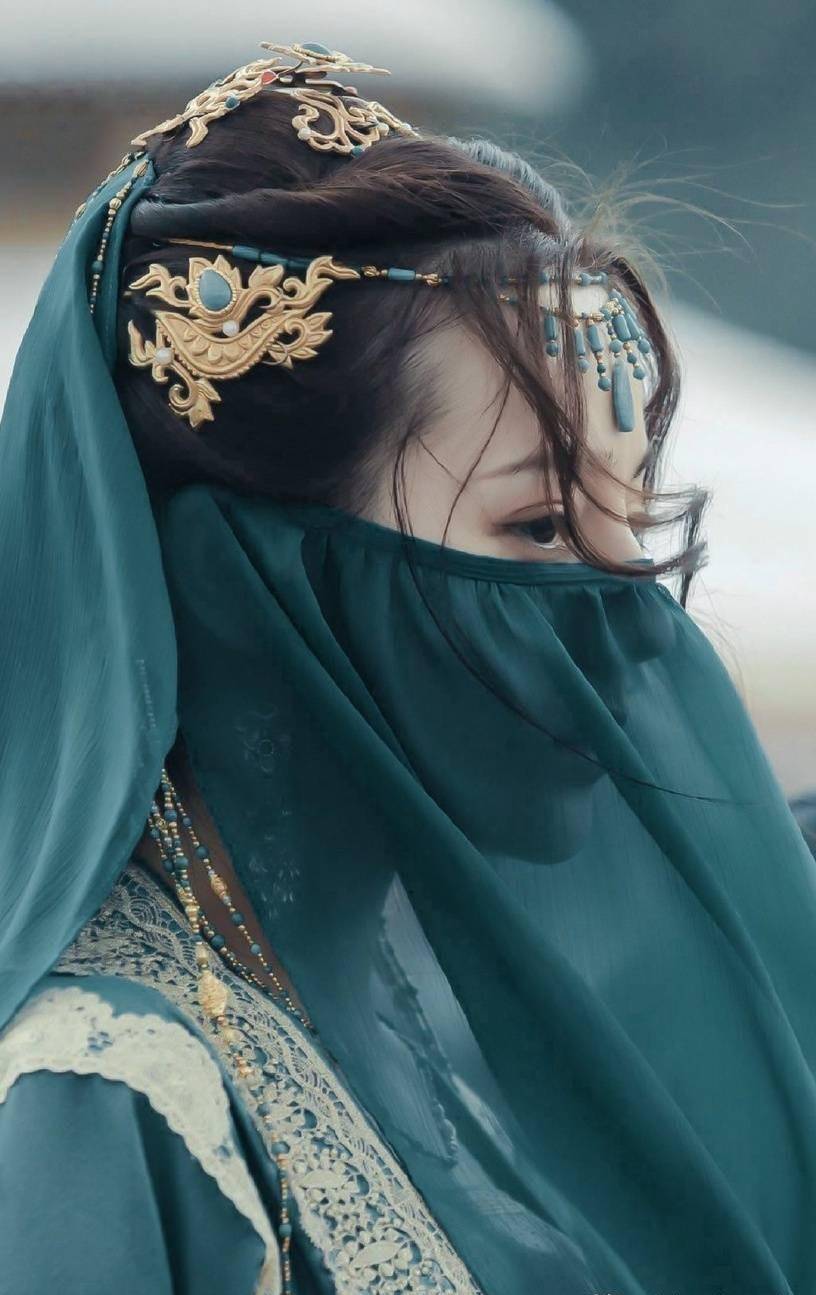 面纱美人!白鹿&赵露思谁更媚?