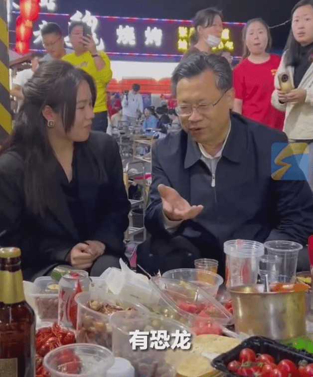 原创            潍坊出手了文旅局长在淄博烧烤摊疯狂揽客，这样的山东能拒绝吗？（潍坊文旅局局长王伟利）