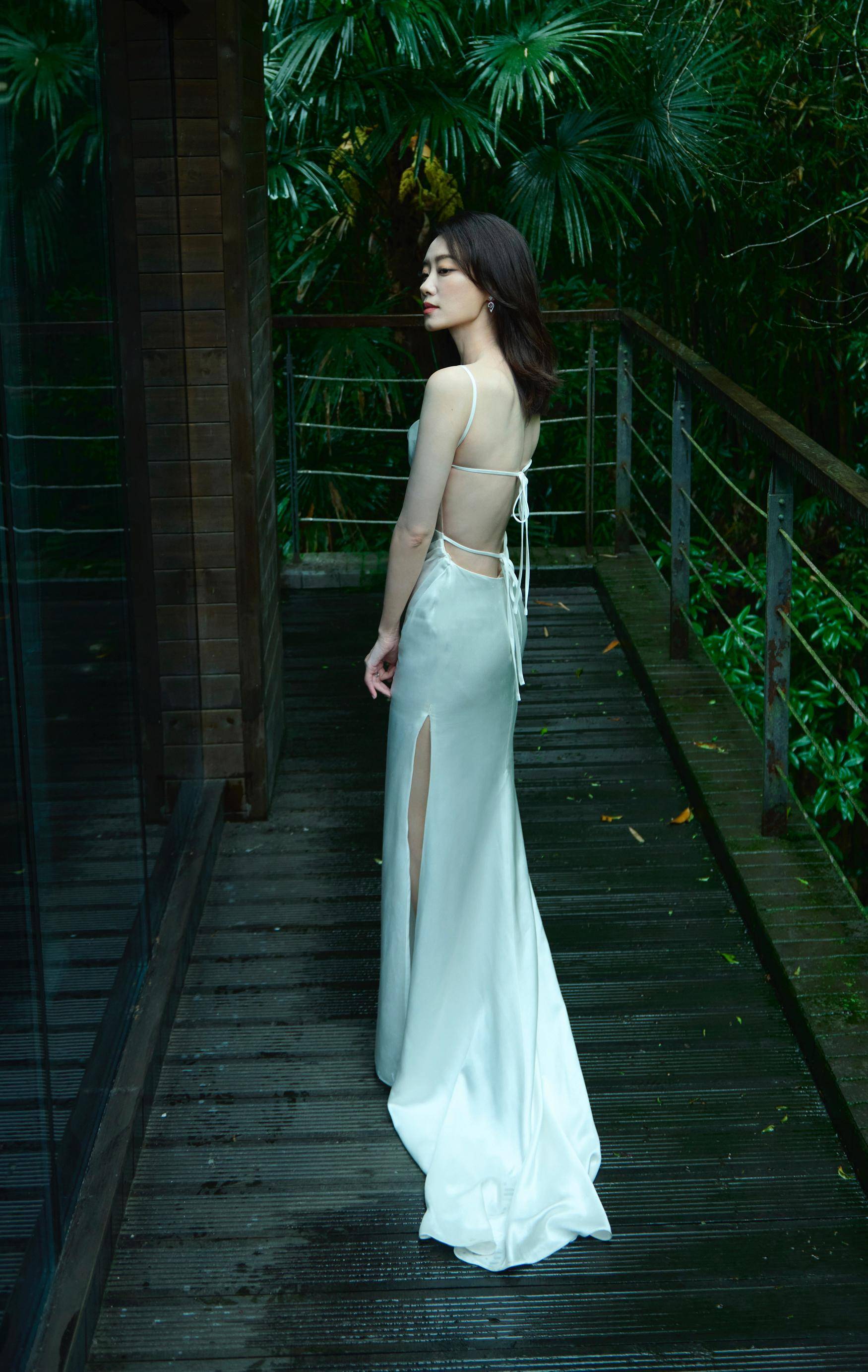 张小斐白色露背长裙_丛林_清香_散发出