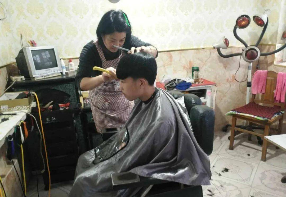 The young man is not content with his uncle's discipline，Getting a haircut in January under a fit of anger，Unexpectedly, my uncle really died！