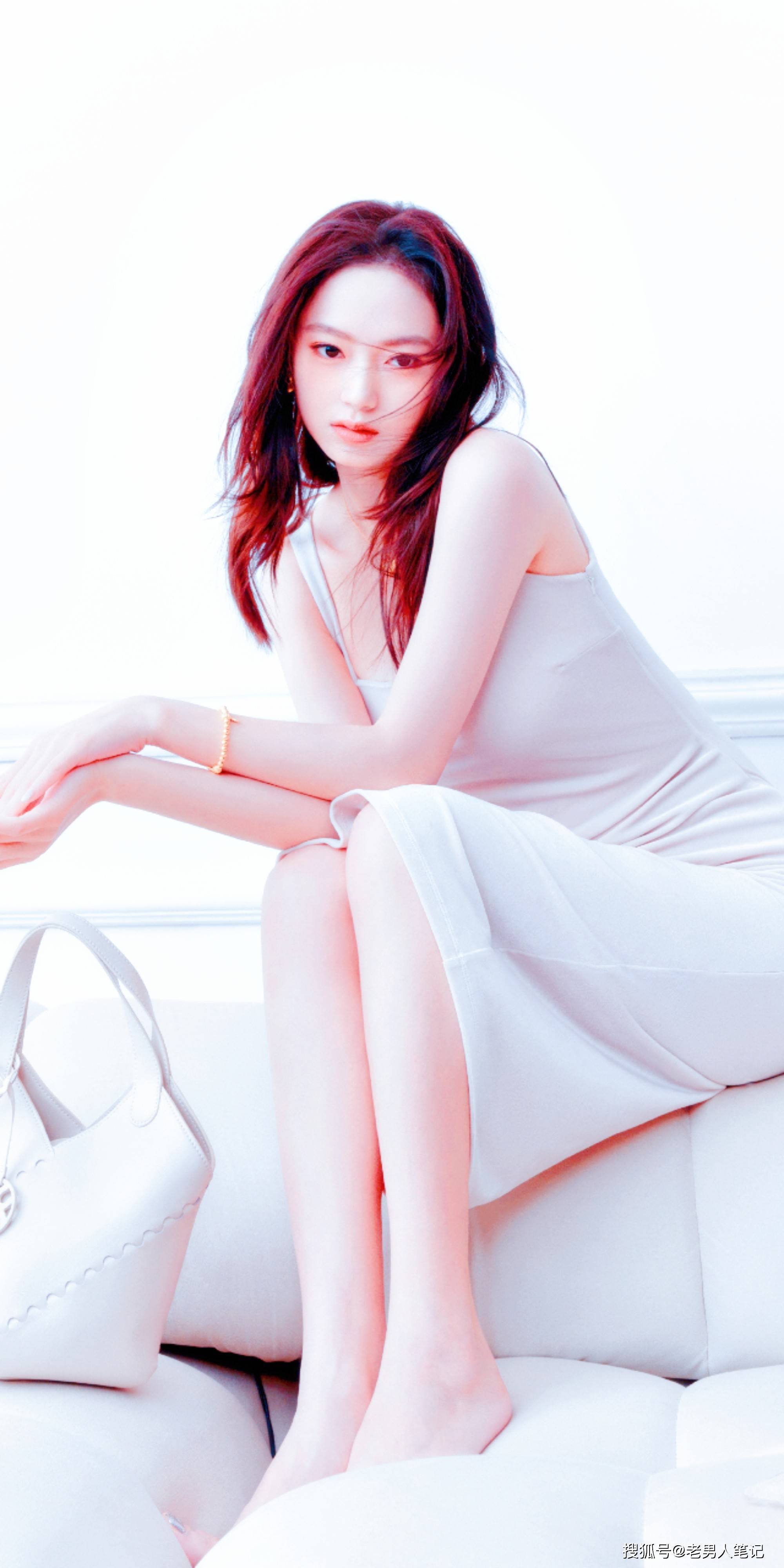 陈雨锶轻熟空气感大片,奶色长裙包裹曼妙曲线,慵懒恬淡柔美自然_时尚