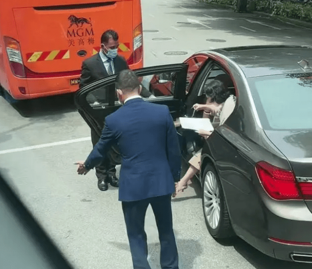 何超琼坐李嘉诚同款防弹车上班,一袭长裙优雅大气,边走边看文件_网友