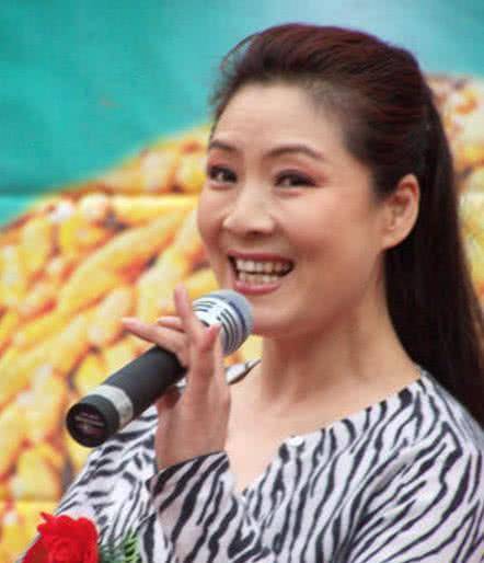 闫淑萍1963年出生于黑龙江省.她从小就喜欢二人转.