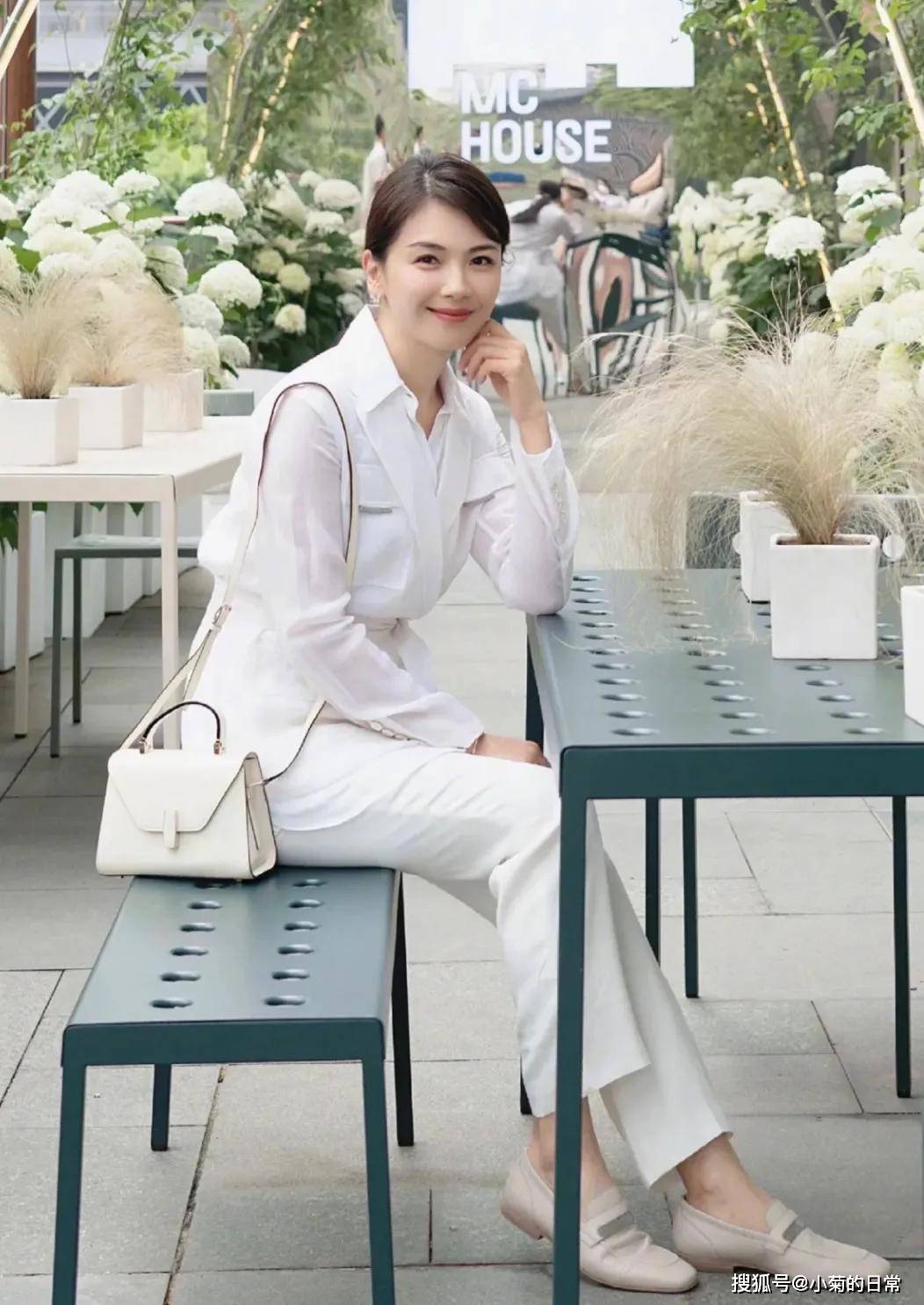 刘涛才是穿搭届的"天花板":衣服不花,色不过三,美到心坎里啊_衬衫