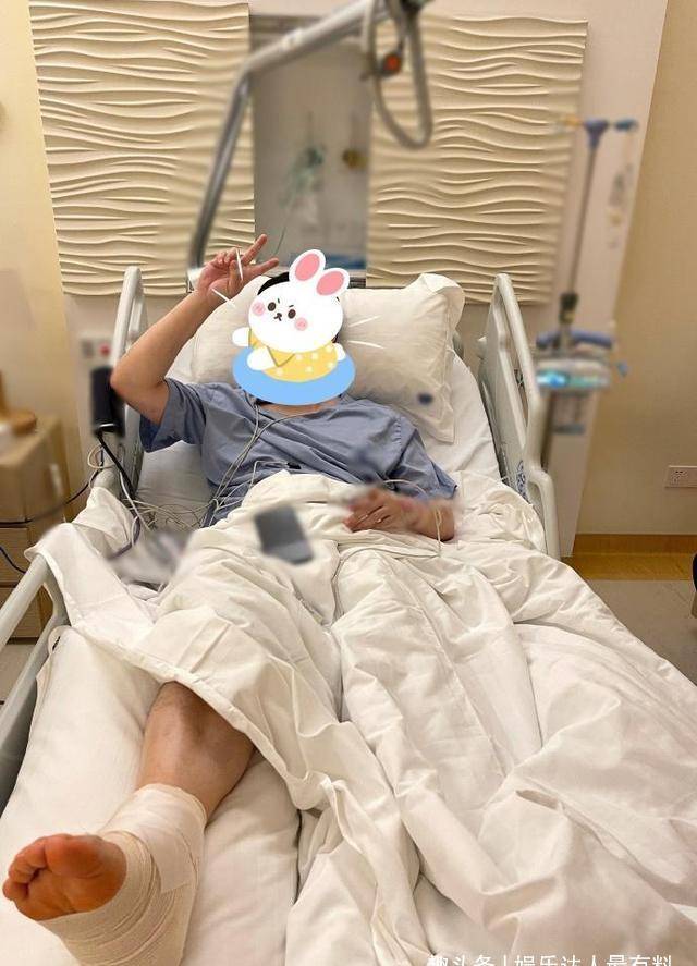 微博中铁三角齐聚医院,原来是鹿晗邓超一起去医院探望脚受伤的陈赫了