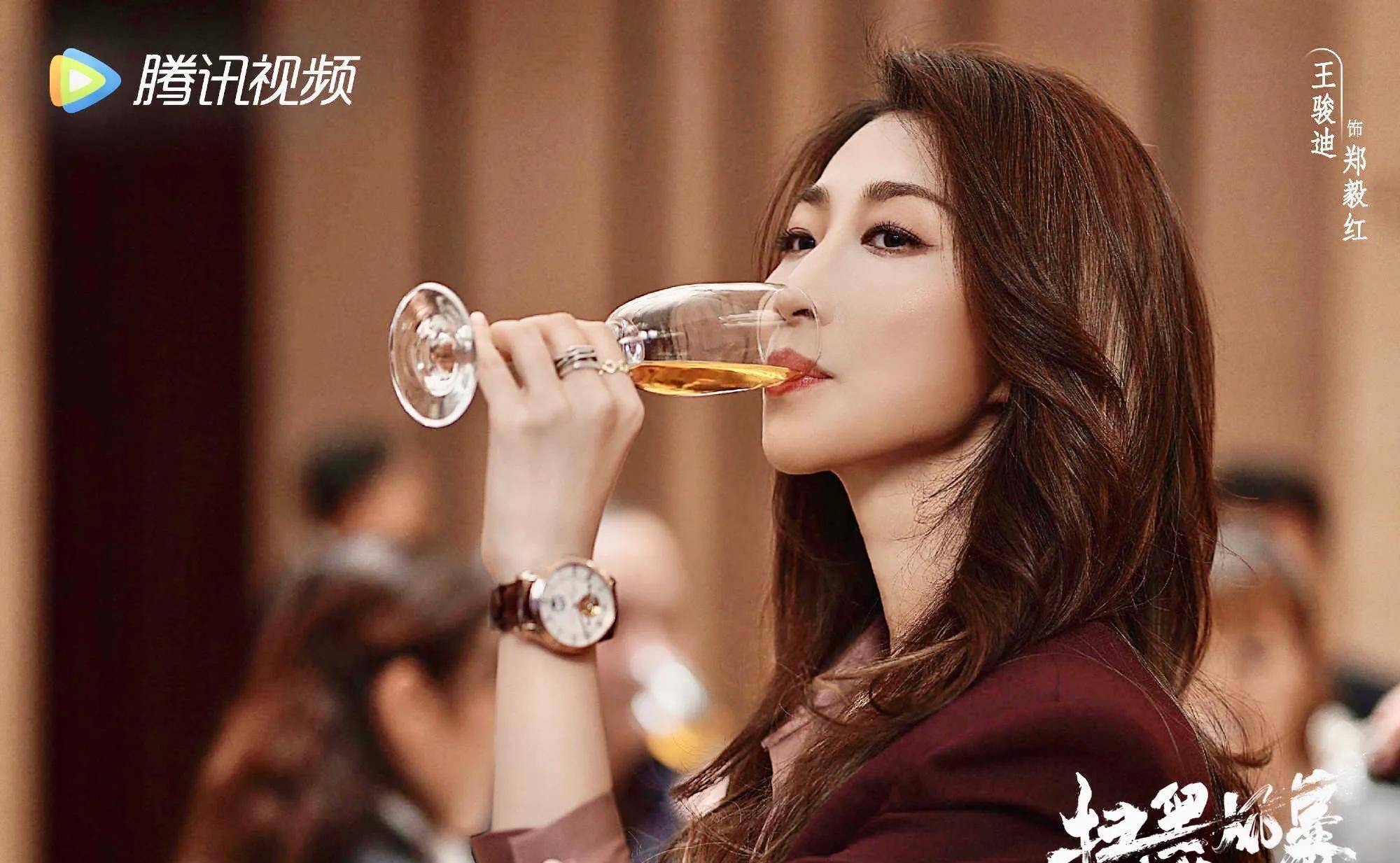 这次王骏迪在《扫黑风暴》中饰演高明远身边的军师郑毅红,是一个有