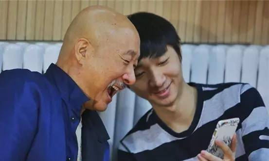 罕见提起老婆自认"妻管严",一顿饭只吃凉菜生活简朴_陈大愚_表演_妻子