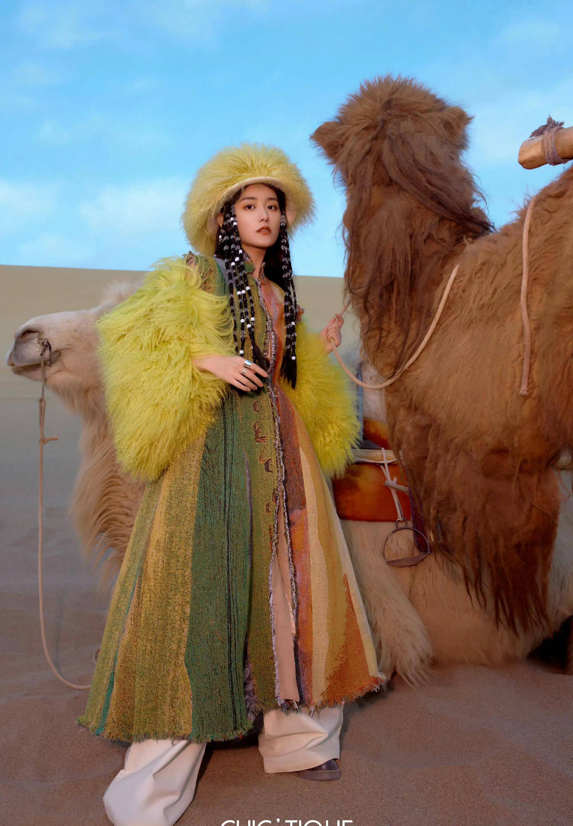 蒋依依敦煌之旅沙漠大片 真空透视装异域风情满满 一身红装美艳动人