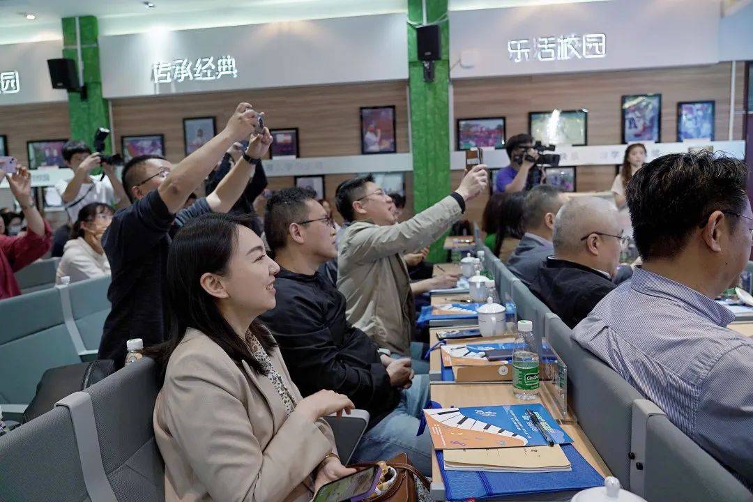副主任马睿,鼓楼区教师发展中心副校长董伟山,主任颜鼎,龙江小学