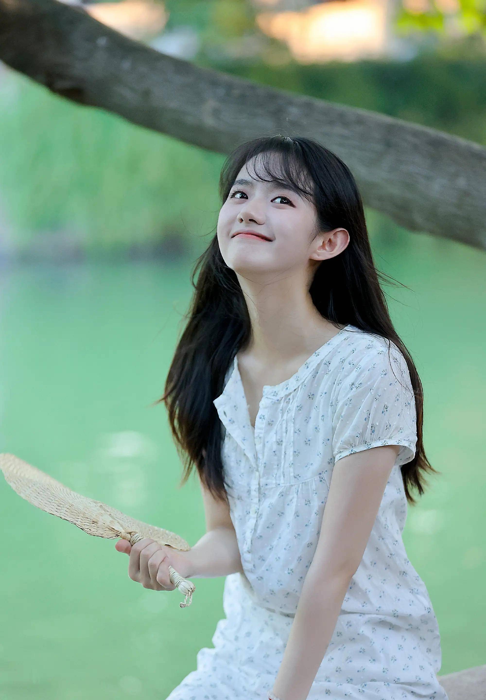姜杉白色碎花连衣裙清纯少女形象