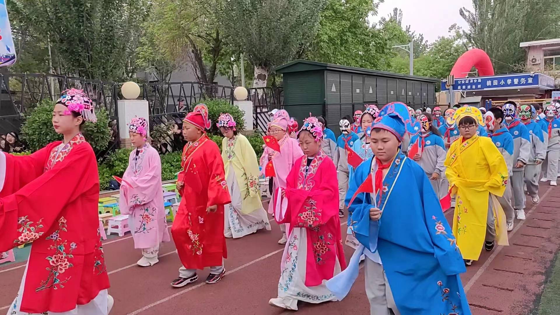 山西太原桃园小学2023年春季运动会开幕式个性十足_表演_运动场_年级