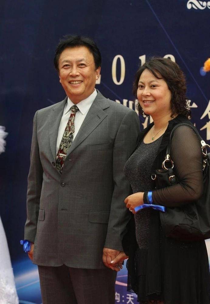 1993年春节过后,庄力看到唐国强盯着女儿唐亮的照片,神情失落.