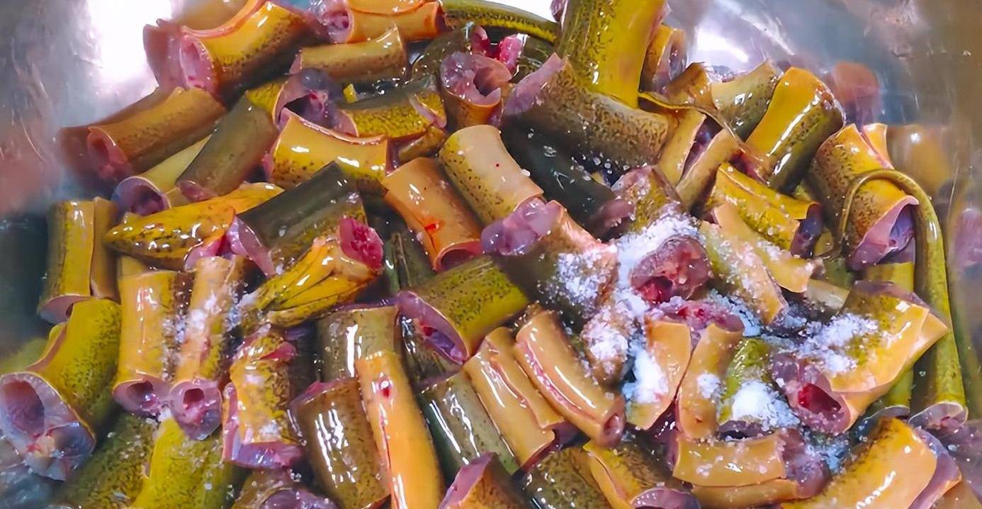 加盐抓匀2, 锅内倒入菜籽油,加入1勺火锅底料,1勺豆瓣酱,1勺黄豆酱炒