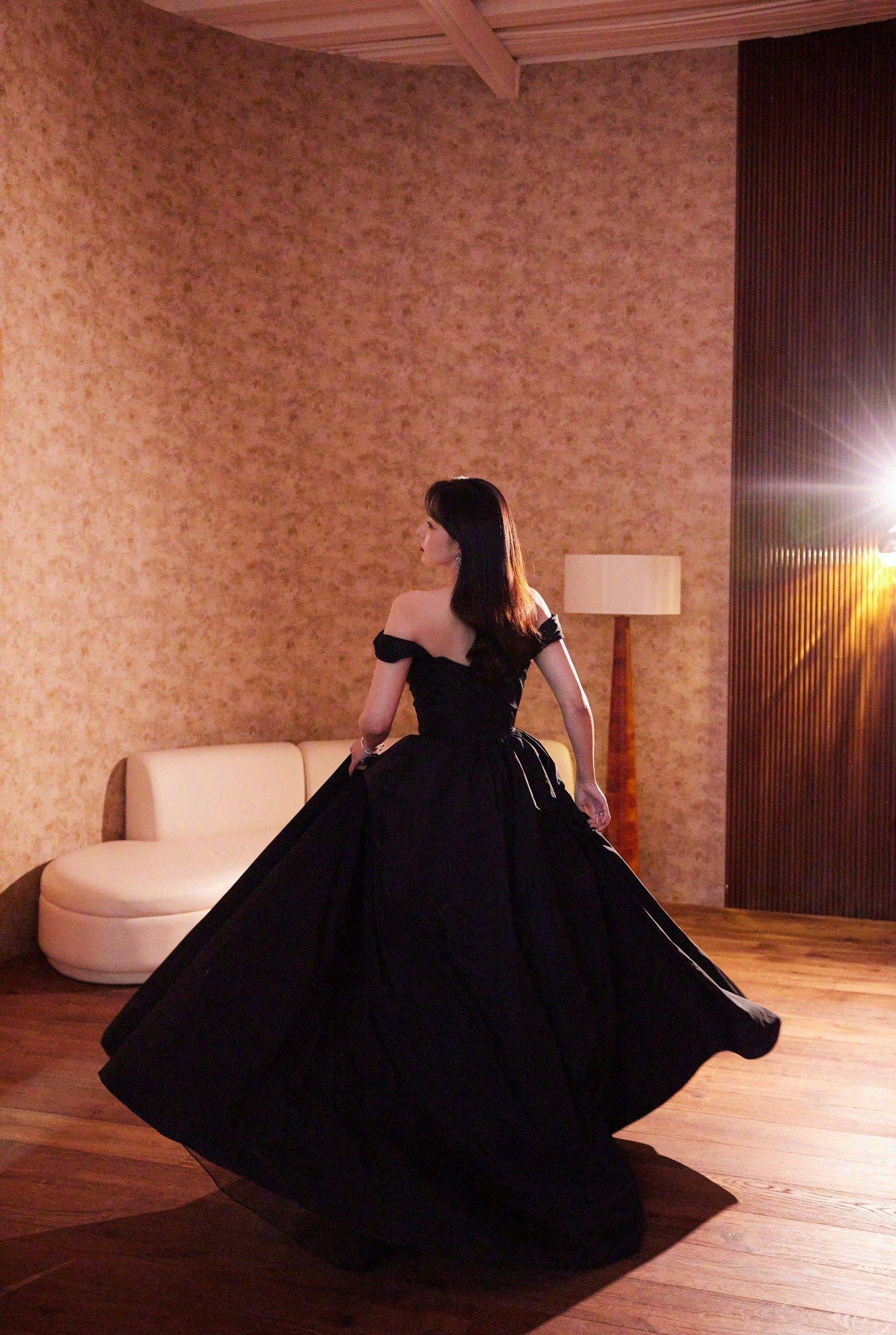 阚清子黑色吊带抹胸装性感写真_高跟鞋_尖头_照片