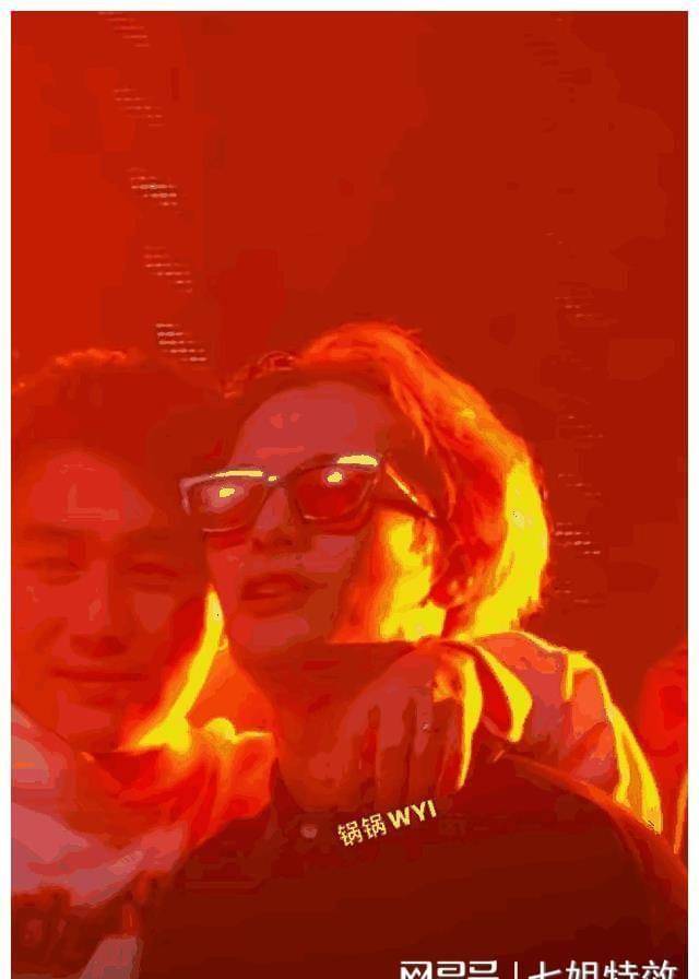 王嘉尔与男性亲吻亲密拥抱照片曝光,网友质疑行为过于开放_回应_举动