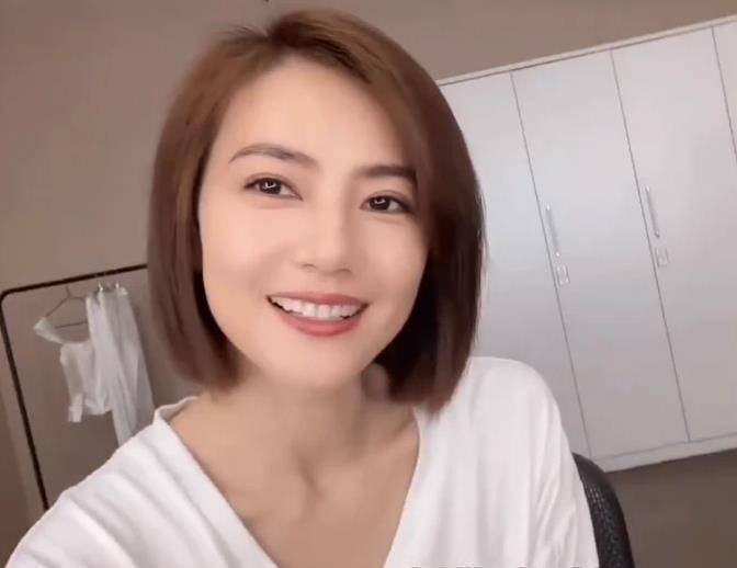 高圆圆喝奶茶,闭眼享受表情陶醉,41岁仍不显老,网友表示女神_视频