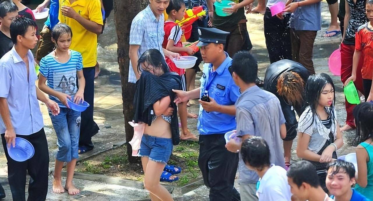 女子当众被扒衣服,泼水节变"流氓节",成了猥琐男宣泄的天堂_女孩_雨衣