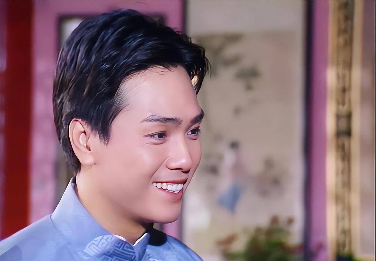 不同的气质可以让容貌不同,看看伍卫国演的两个角色就明白了_徐玉