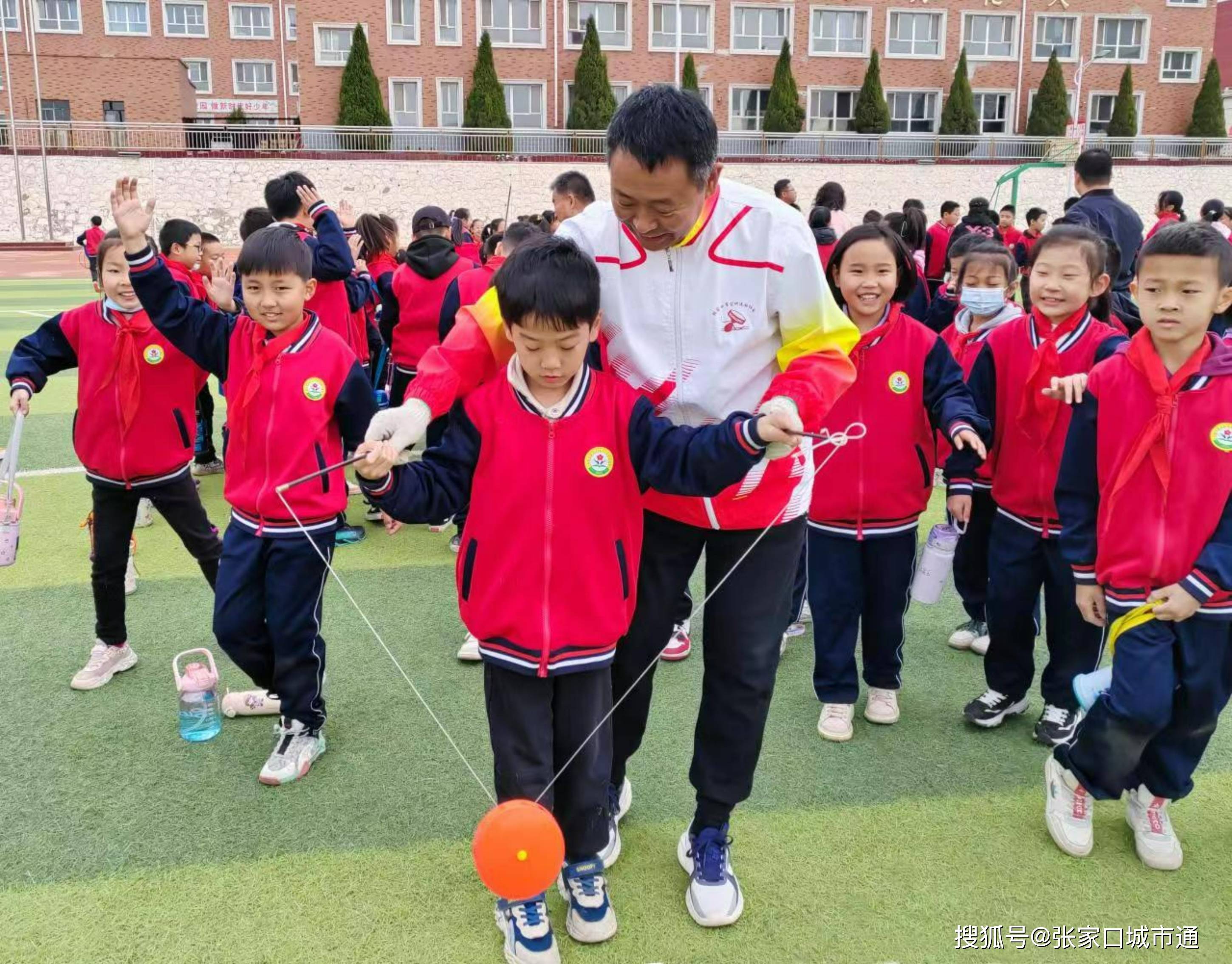 活动中,下花园空竹队展示了各式各样的空竹,以及花样繁多的玩法和技巧