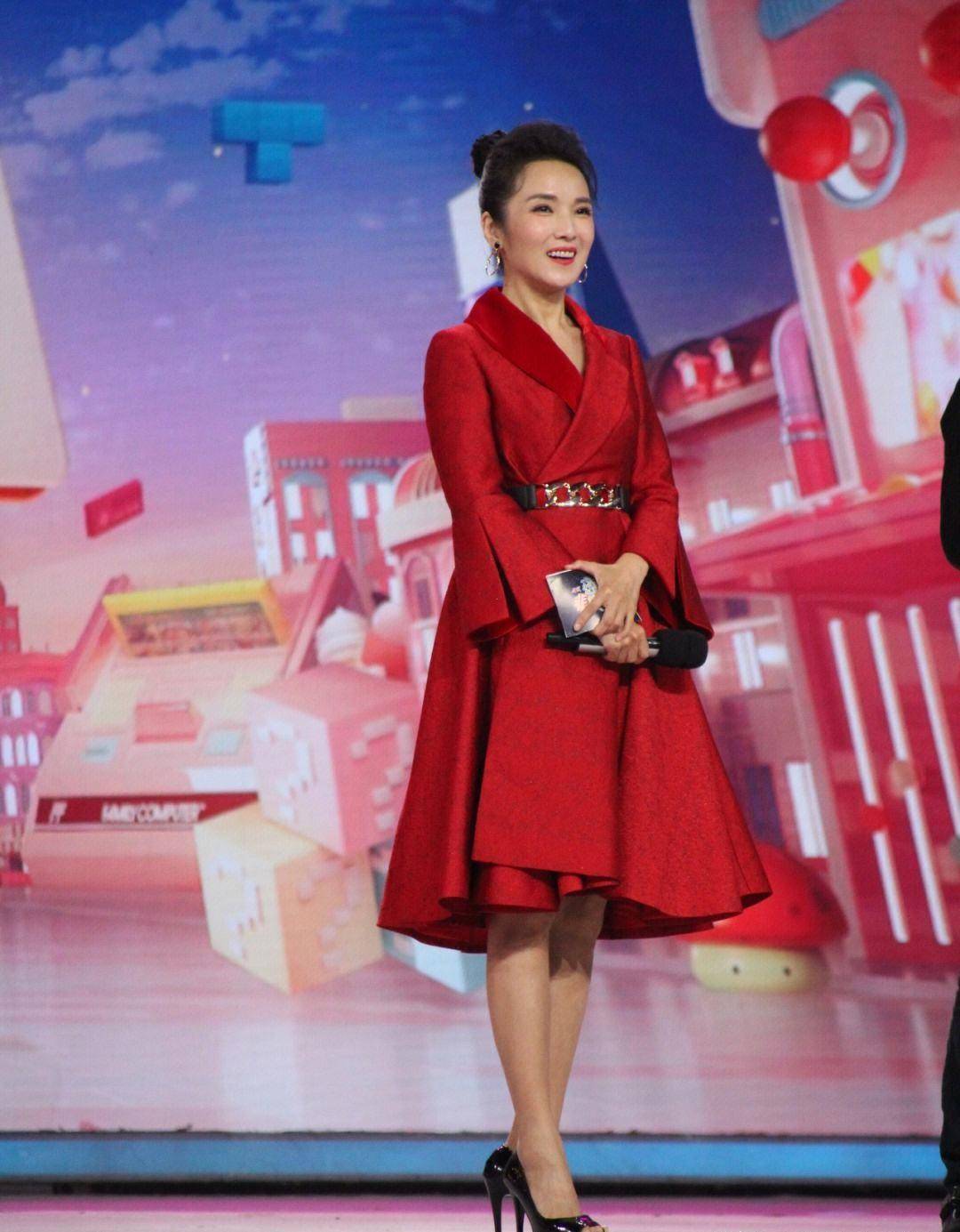 央视主持人管彤还是那么漂亮大方!