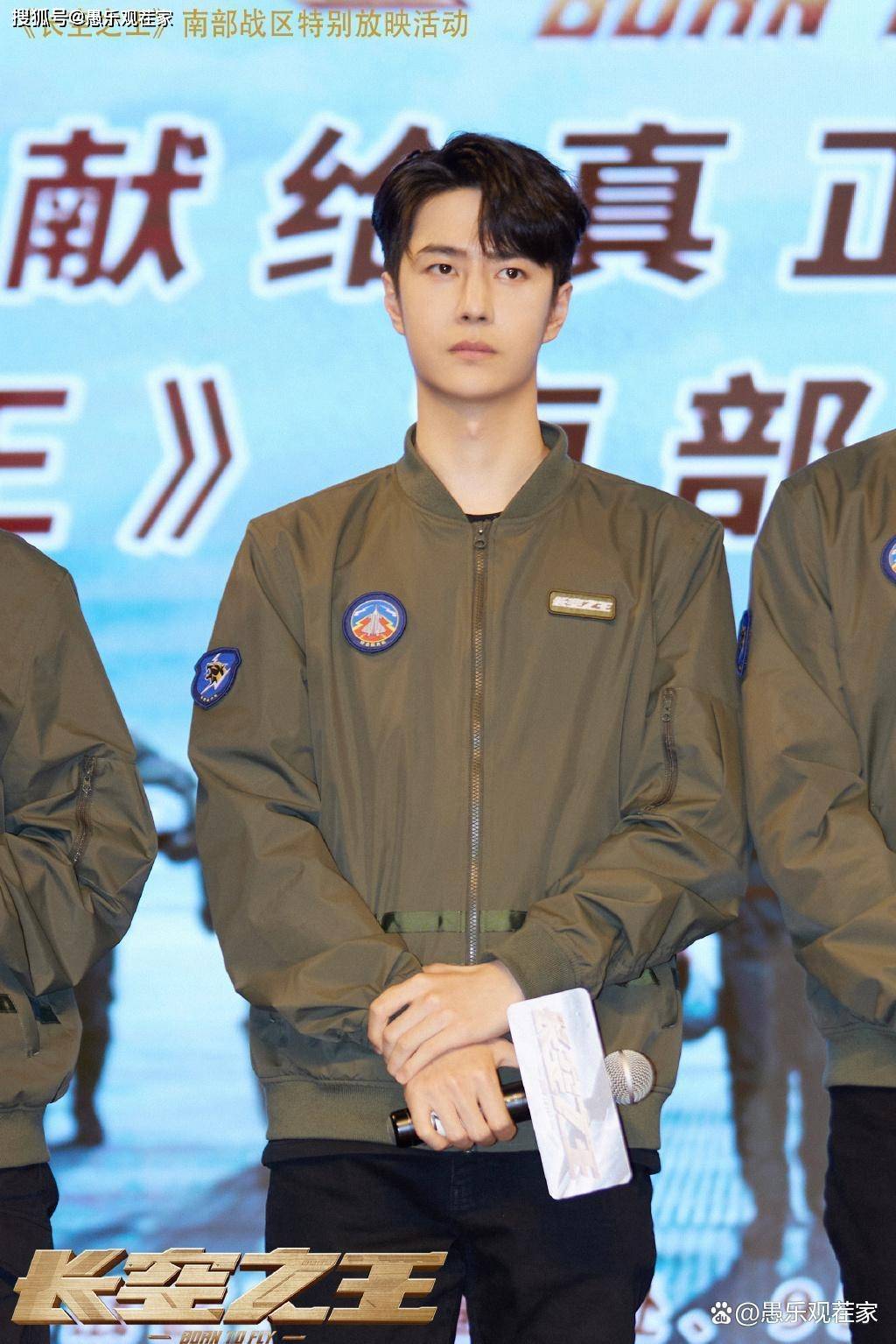 王一博公开场合被扔不明物体,惹怒保镖连踢带踩,疑粉丝所赠礼物_偶像