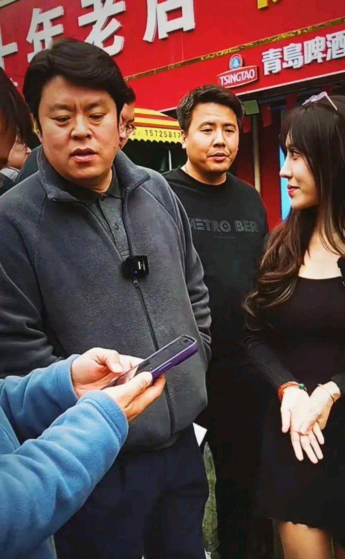 比整容还要夸张,网红祝晓晗在淄博吃烧烤,镜头前后