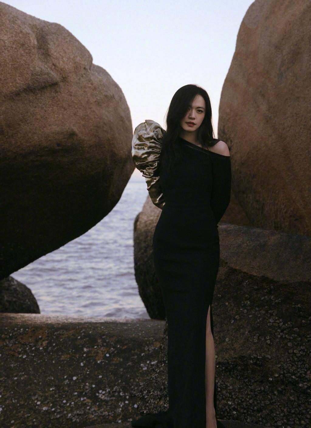 姚晨金鸡奖造型,黑色开衩长裙搭配披肩发和红唇,性感又不失优雅_电影