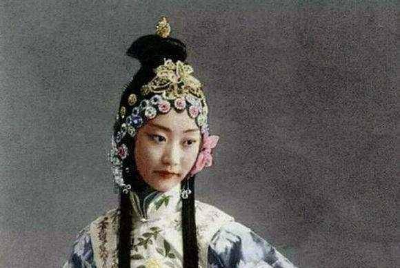 王敏彤,内务府满军镶黄旗人,完颜立贤之女,毓朗贝勒外孙女,其父完颜立