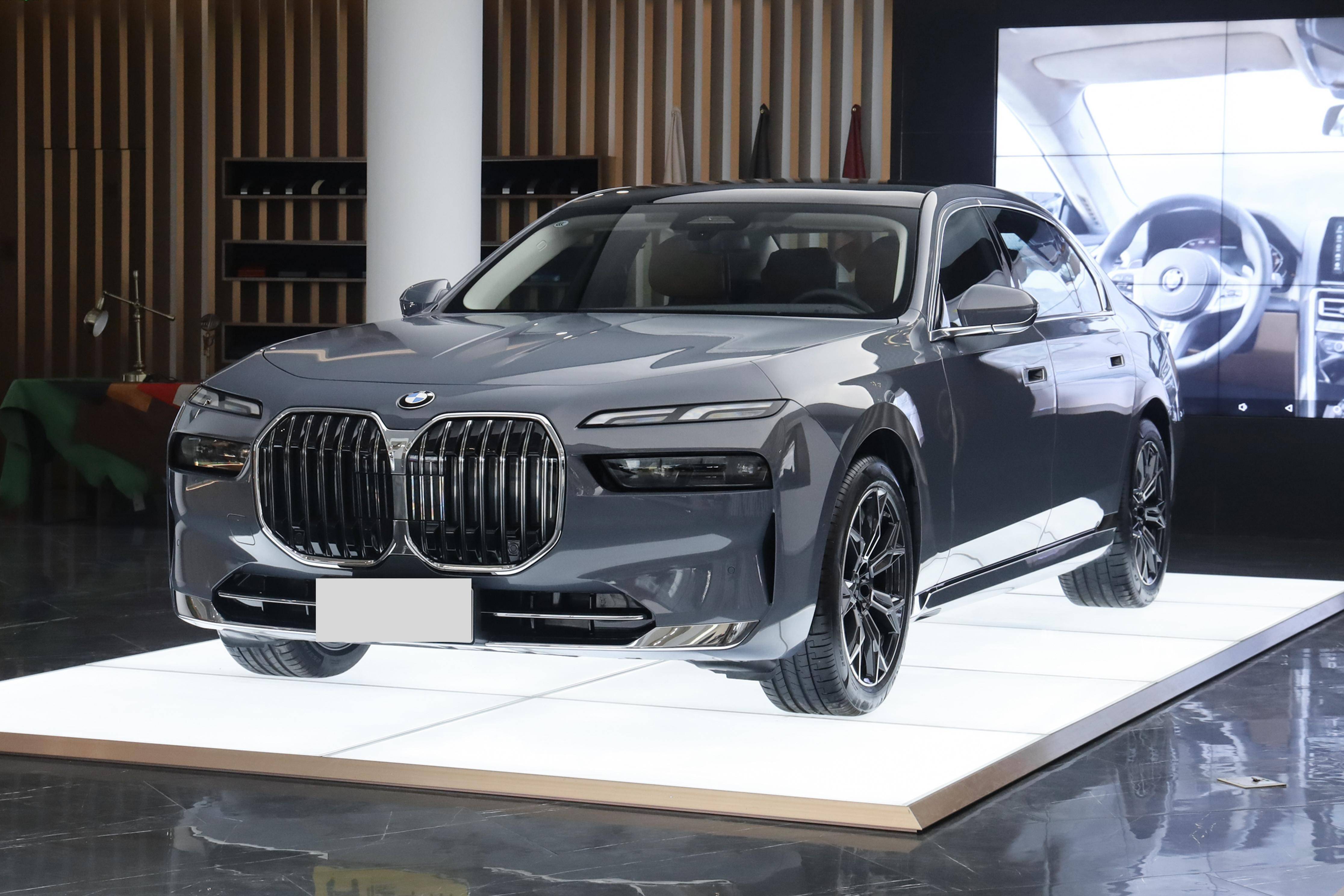 "最丑"的宝马7系,首次采用分体式大灯,中控双联屏,是你的菜吗?