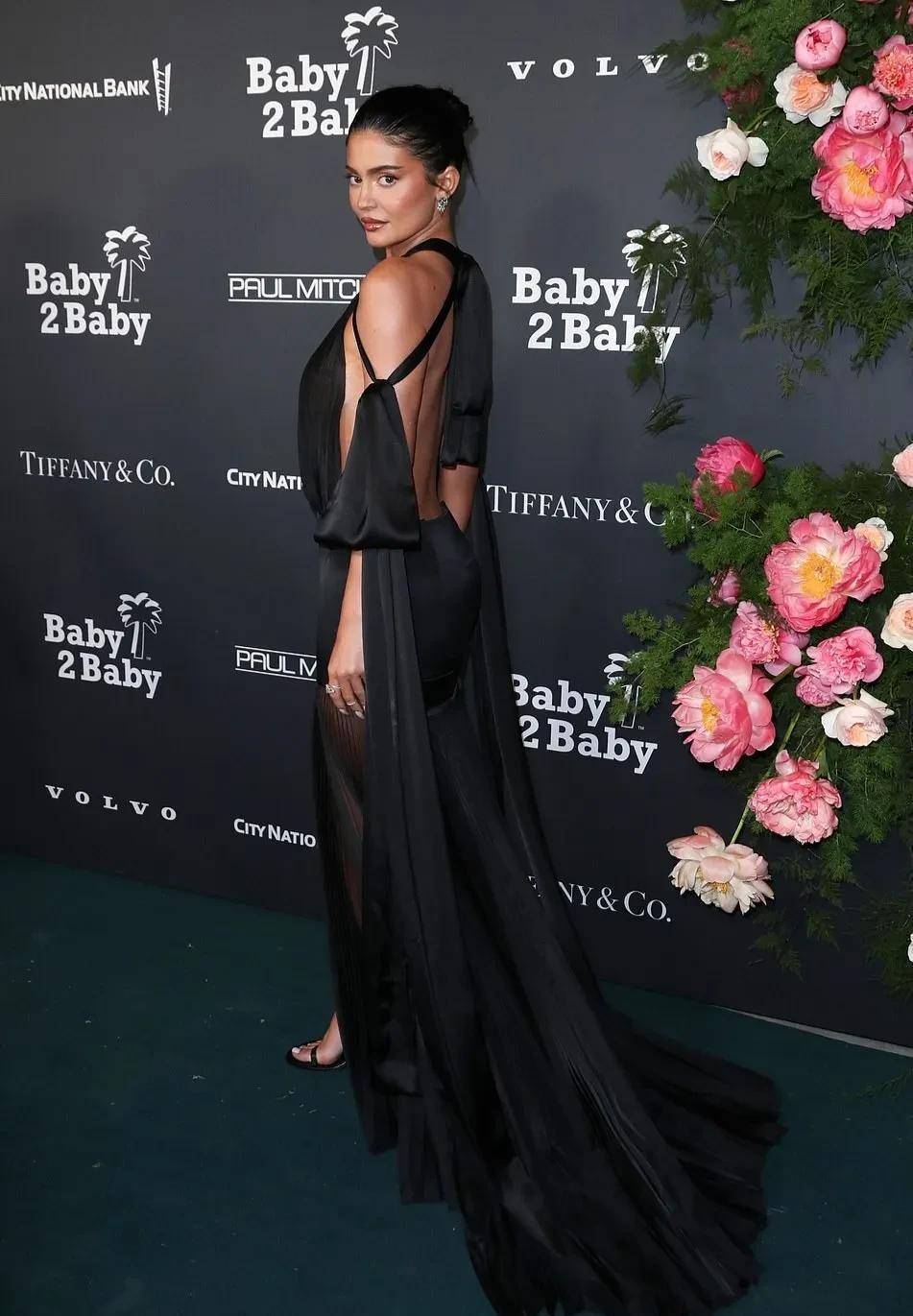 凯莉·詹娜身穿透视礼服参加baby2baby颁奖典礼,她看起来性感十足_金