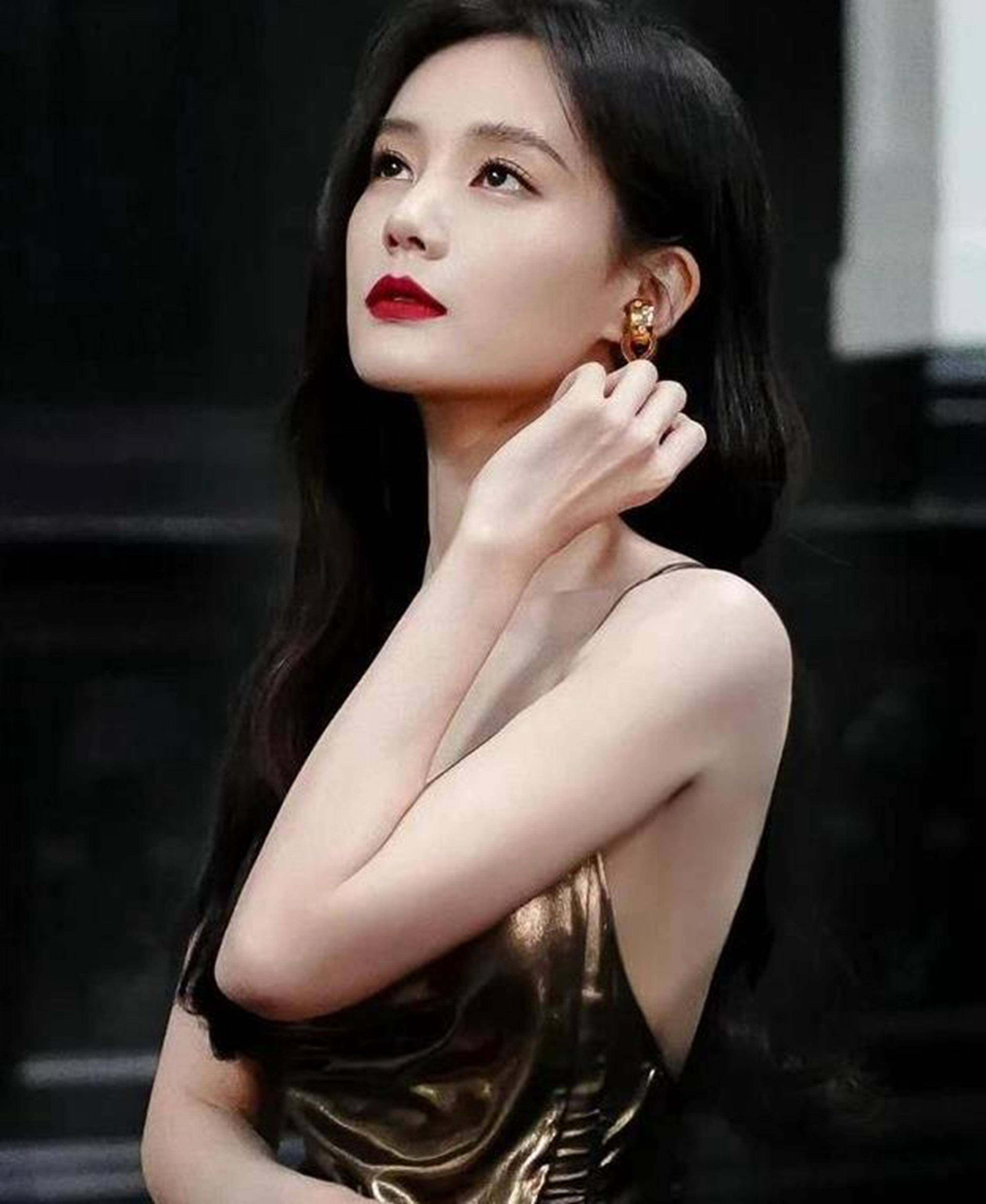 李一桐身材太绝了,一袭鎏金连衣裙配大红唇,性感撩人_时尚_演技_活动