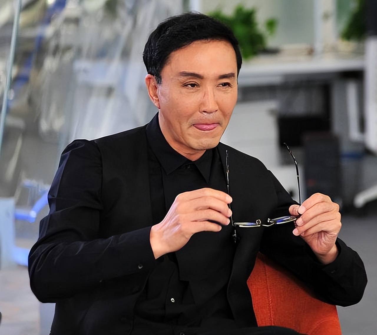 68 岁陈道明现身颁奖礼,皮肤浮肿下巴微尖,被指似硅胶假人_网友_明星