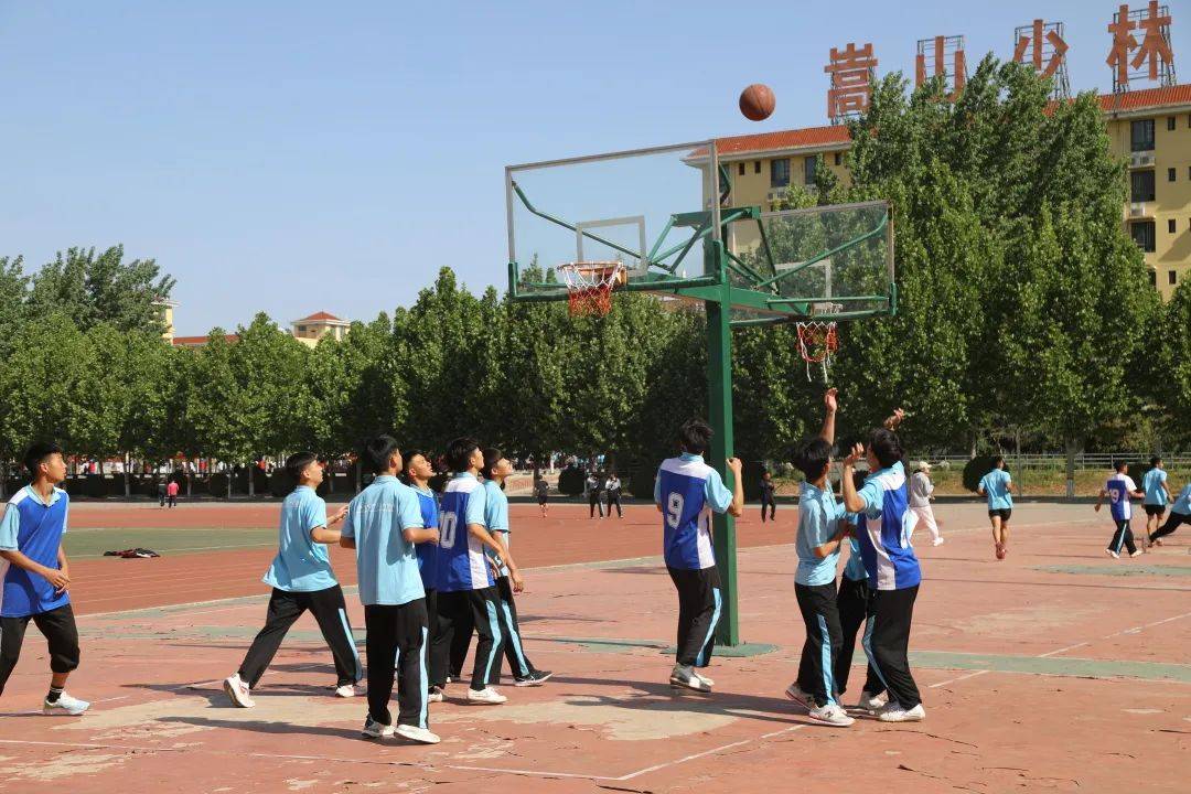 中专校区篮球比赛剪影随着一声哨响,球抛高空,篮球比赛在欢呼声中拉开