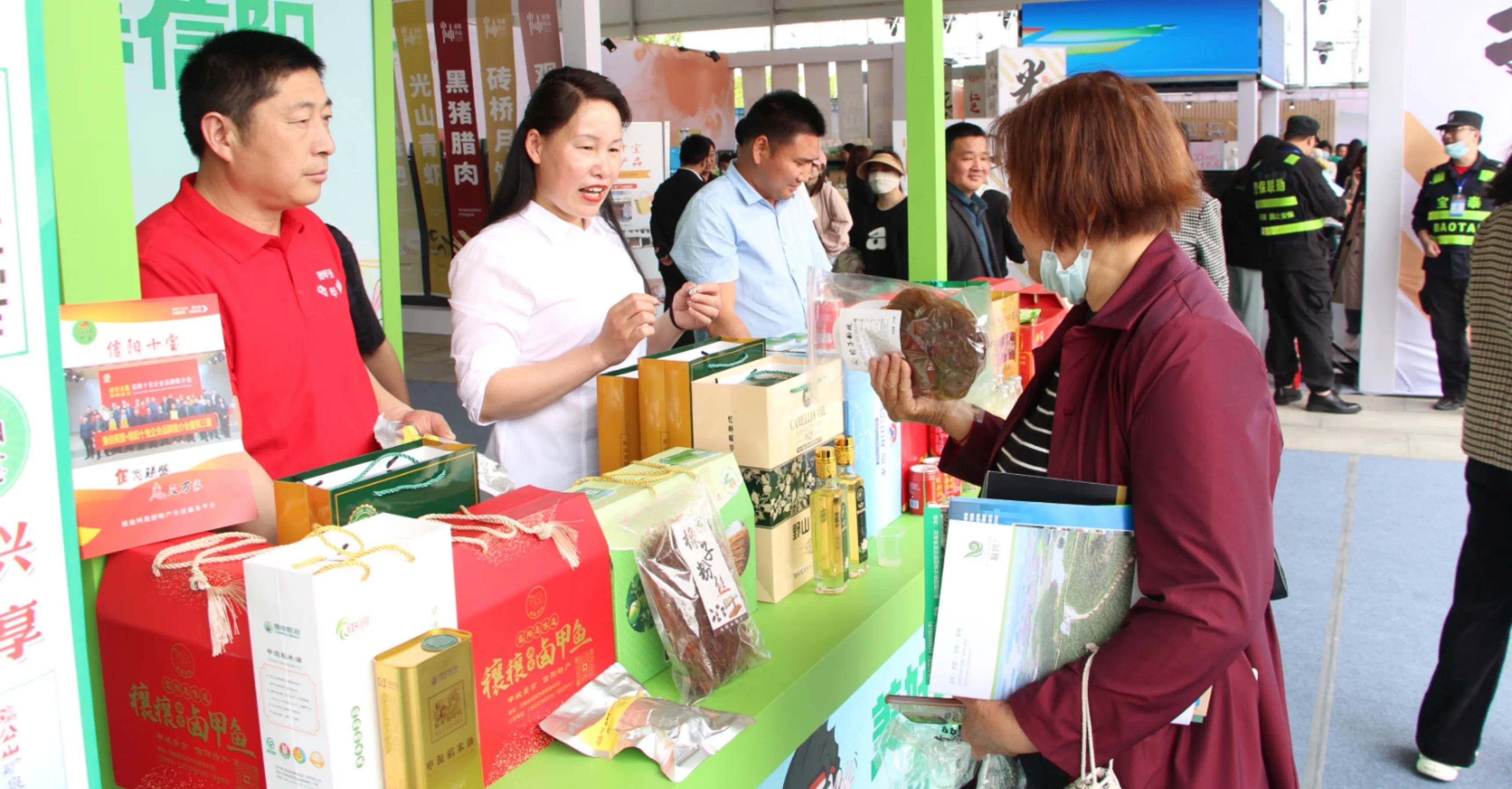 "旺鑫空心贡面,蜜力板栗汁,报晓峰鸡公山矿泉水,何家冲山茶油,荷甲源