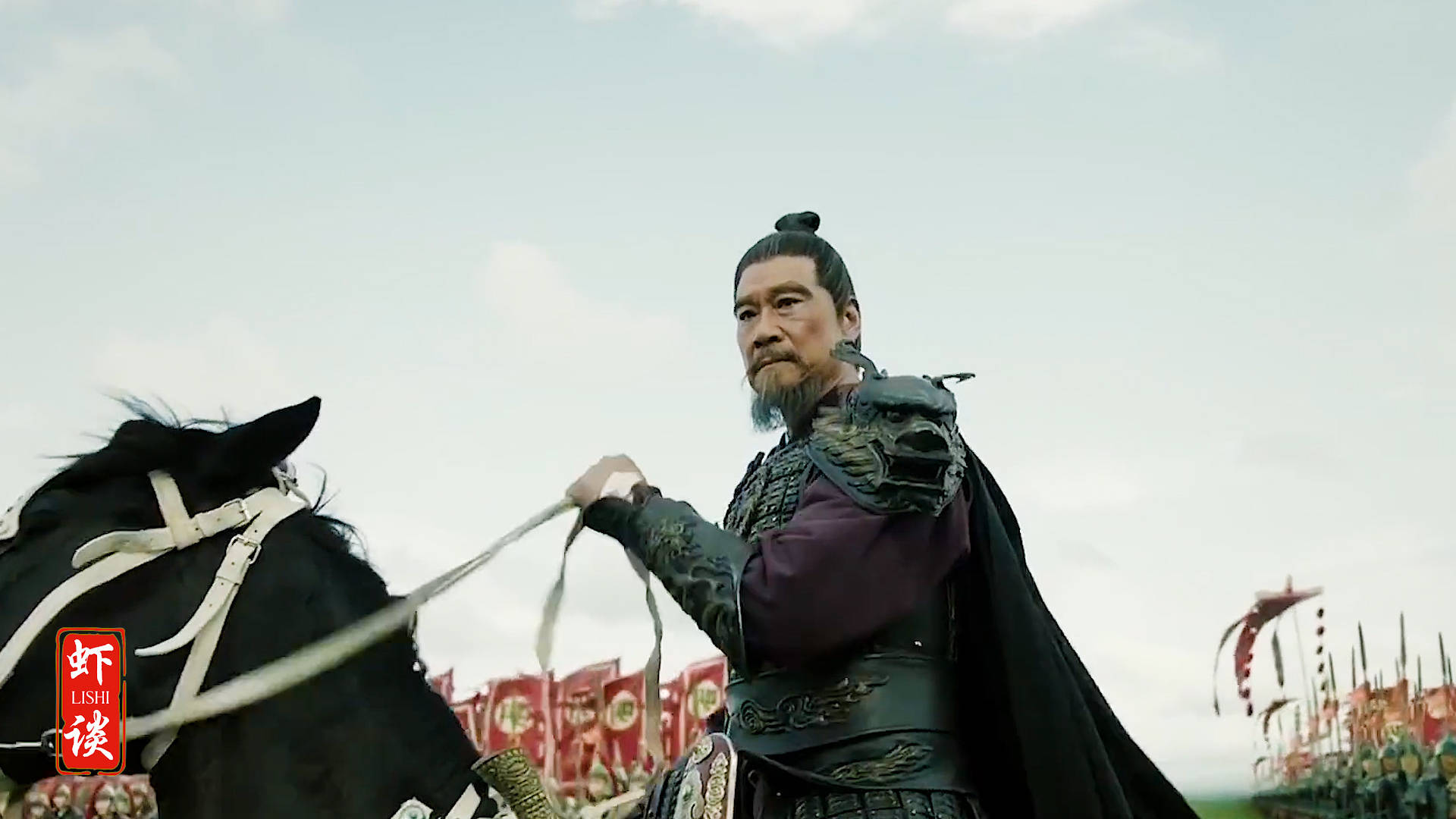 古代将军上战场时,为何喜欢身穿一件披风?