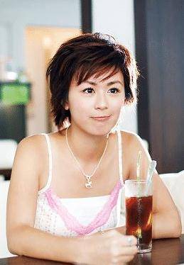 香港童星唐宁:张国荣,黄家驹视她为亲妹,为爱隐退却成单亲妈妈