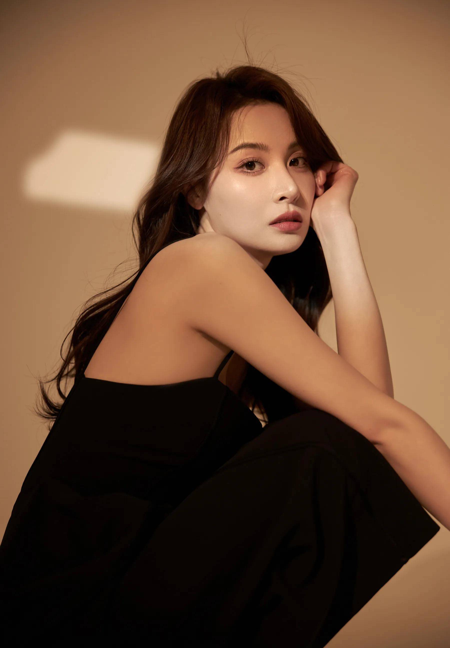 狂飙隆妮西装吊带裙御姐造型_气质_黑色_面部